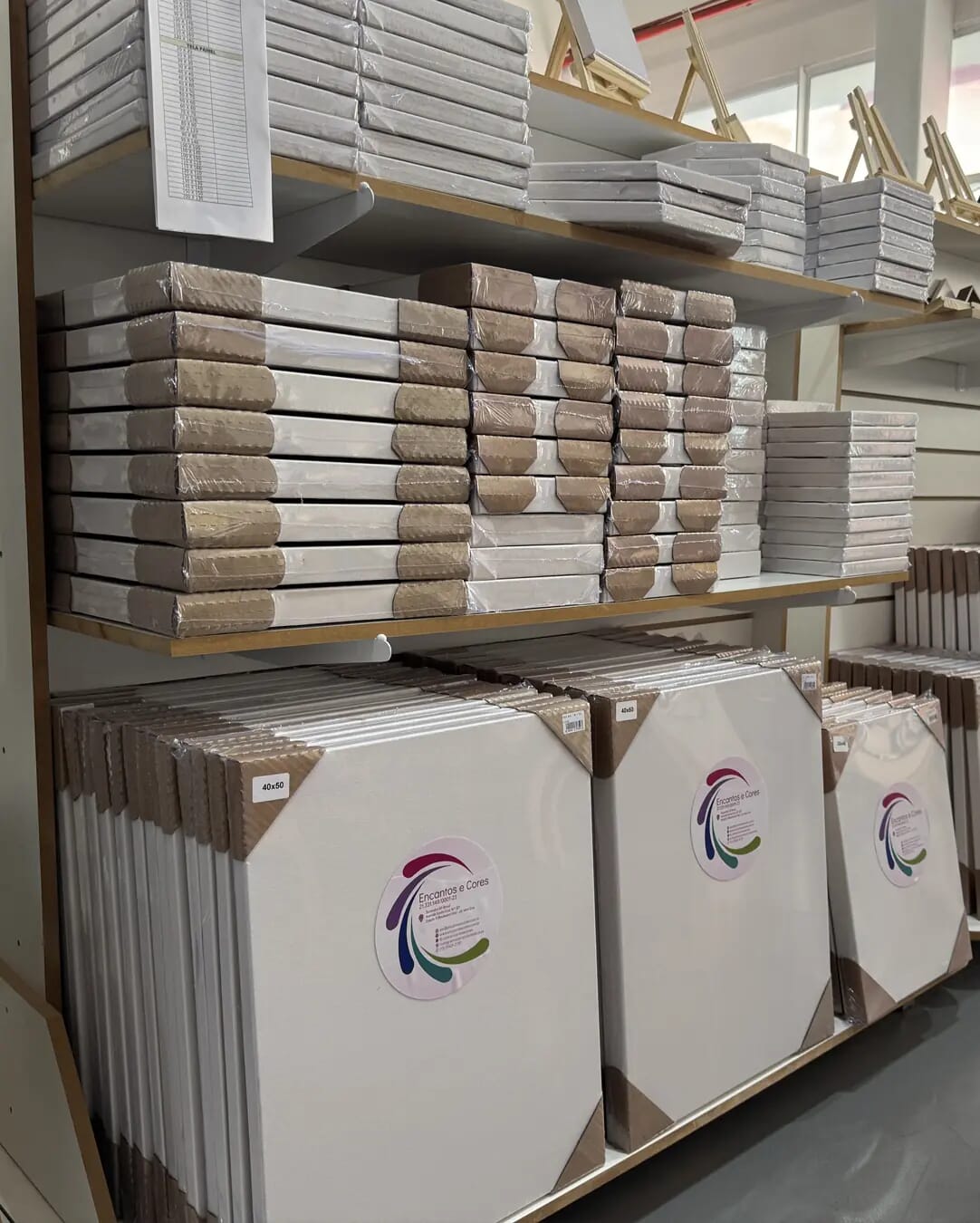 Telas para pintura Encantos e Cores expostas na prateleira da loja de arte em Sorocaba