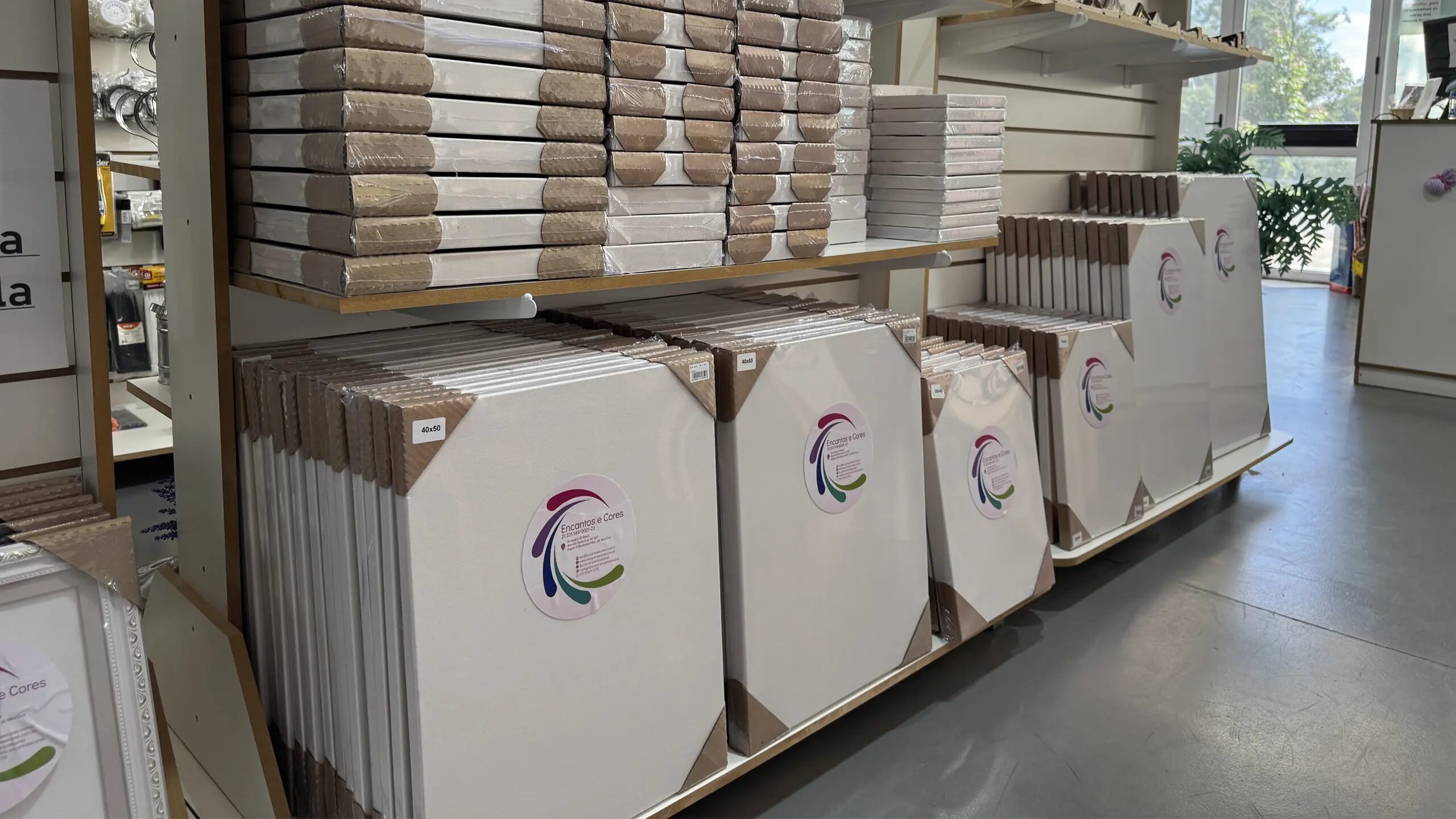 Telas para pintura Encantos e Cores expostas na prateleira da loja de arte em Sorocaba